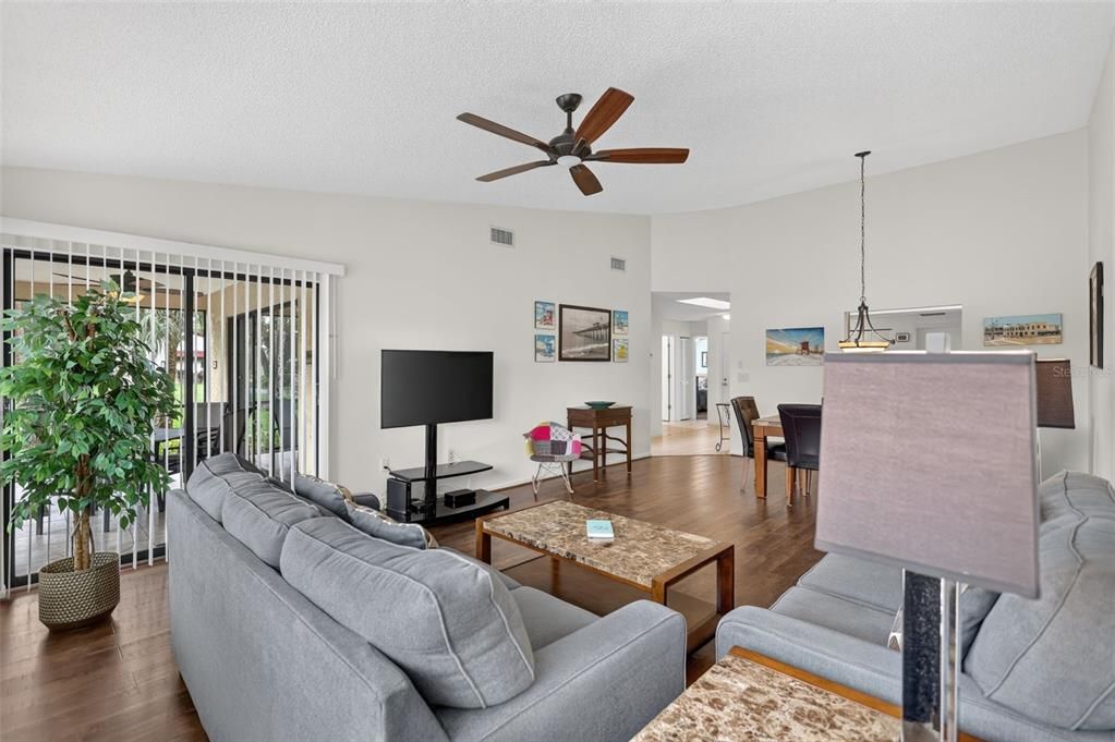 For Sale: $299,000 (2 beds, 2 baths, 1353 Square Feet)