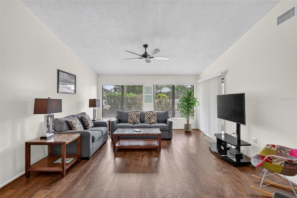 For Sale: $299,000 (2 beds, 2 baths, 1353 Square Feet)