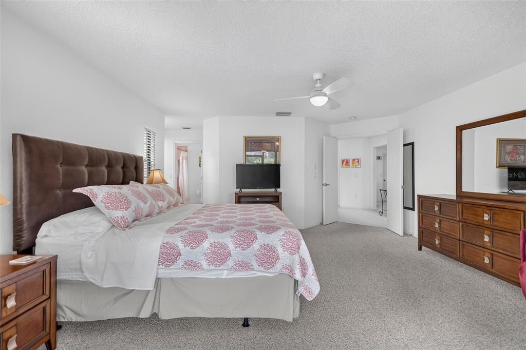 For Sale: $299,000 (2 beds, 2 baths, 1353 Square Feet)