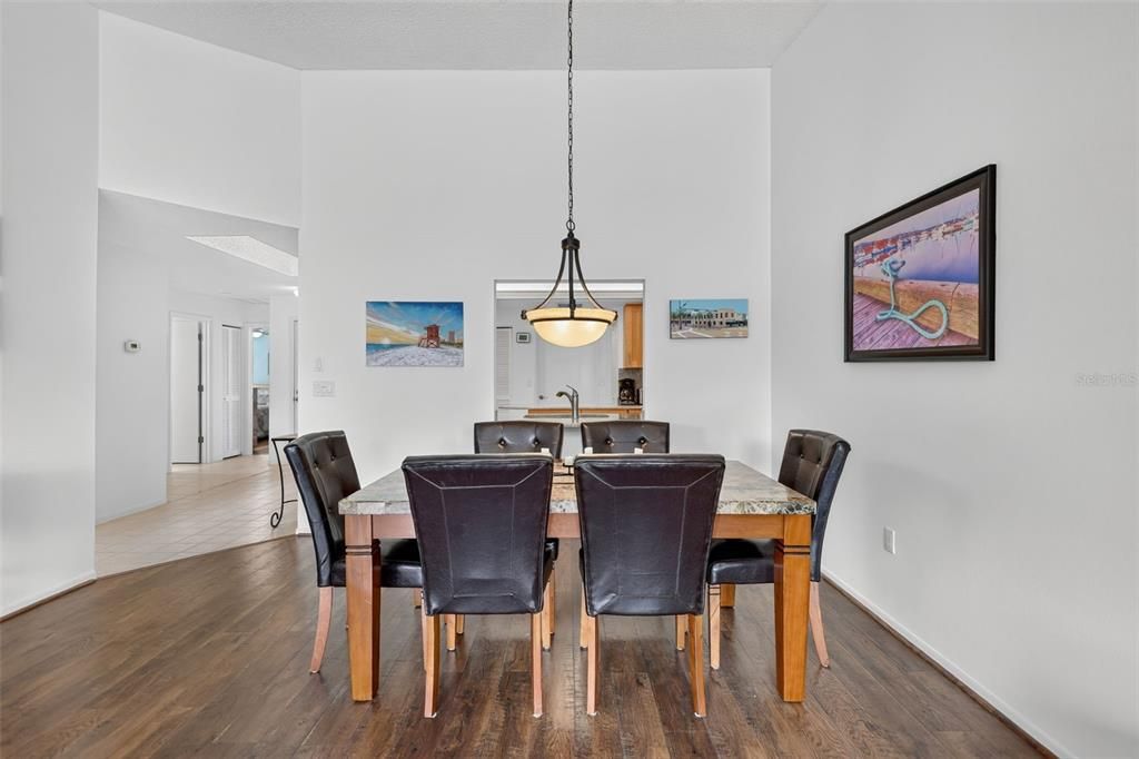 For Sale: $299,000 (2 beds, 2 baths, 1353 Square Feet)