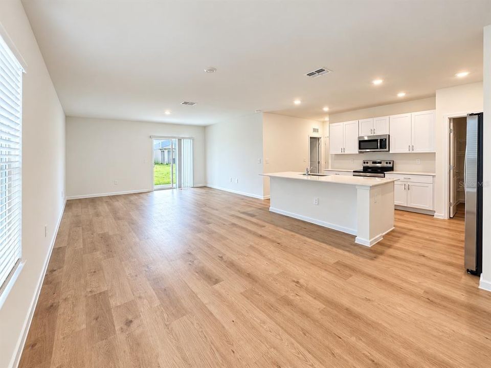 For Rent: $2,999 (6 beds, 3 baths, 2600 Square Feet)
