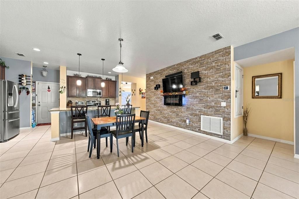 На продажу: $329,900 (4 спален, 2 ванн, 2518 Квадратных фут)