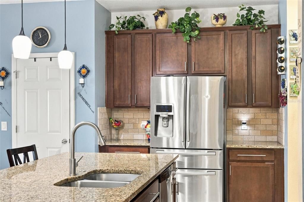 На продажу: $329,900 (4 спален, 2 ванн, 2518 Квадратных фут)