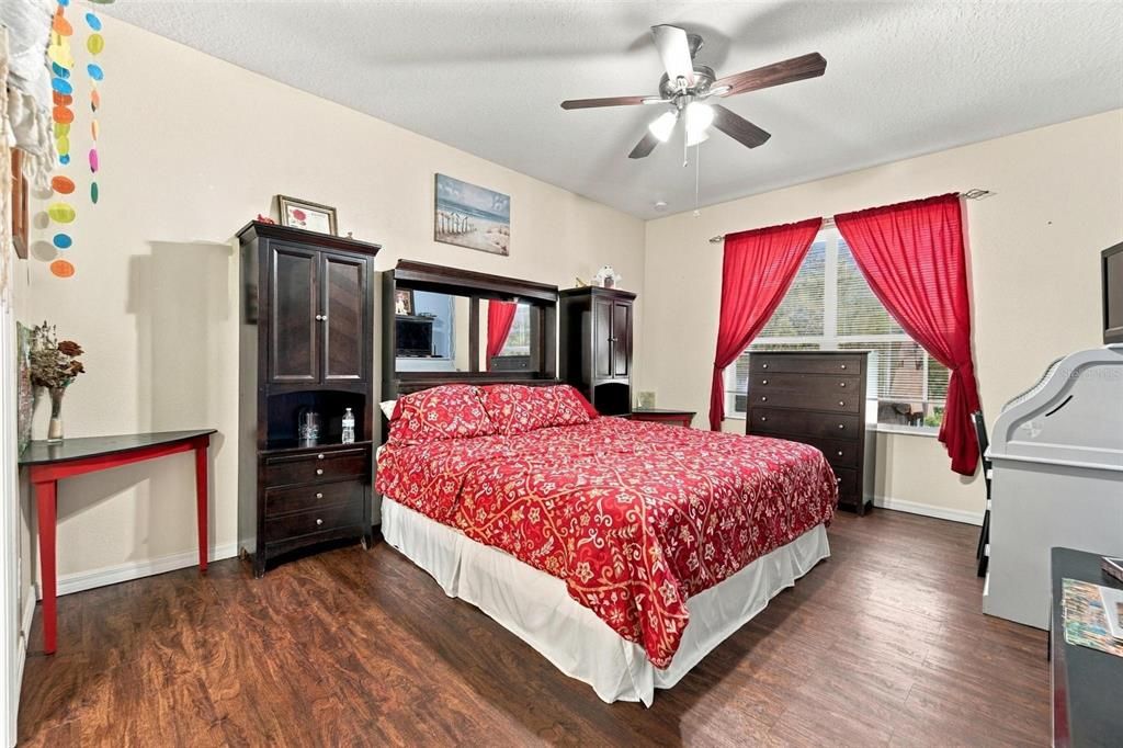 На продажу: $329,900 (4 спален, 2 ванн, 2518 Квадратных фут)