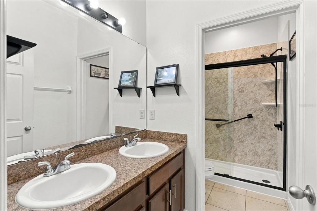 На продажу: $329,900 (4 спален, 2 ванн, 2518 Квадратных фут)