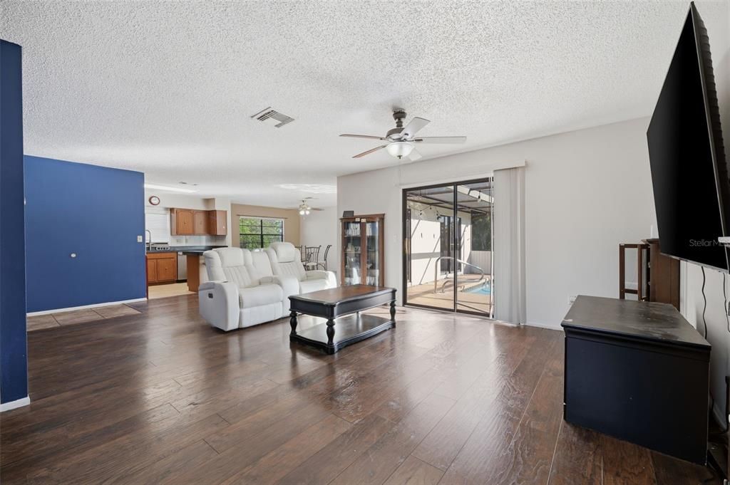 En Venta: $349,900 (3 camas, 2 baños, 1592 Pies cuadrados)