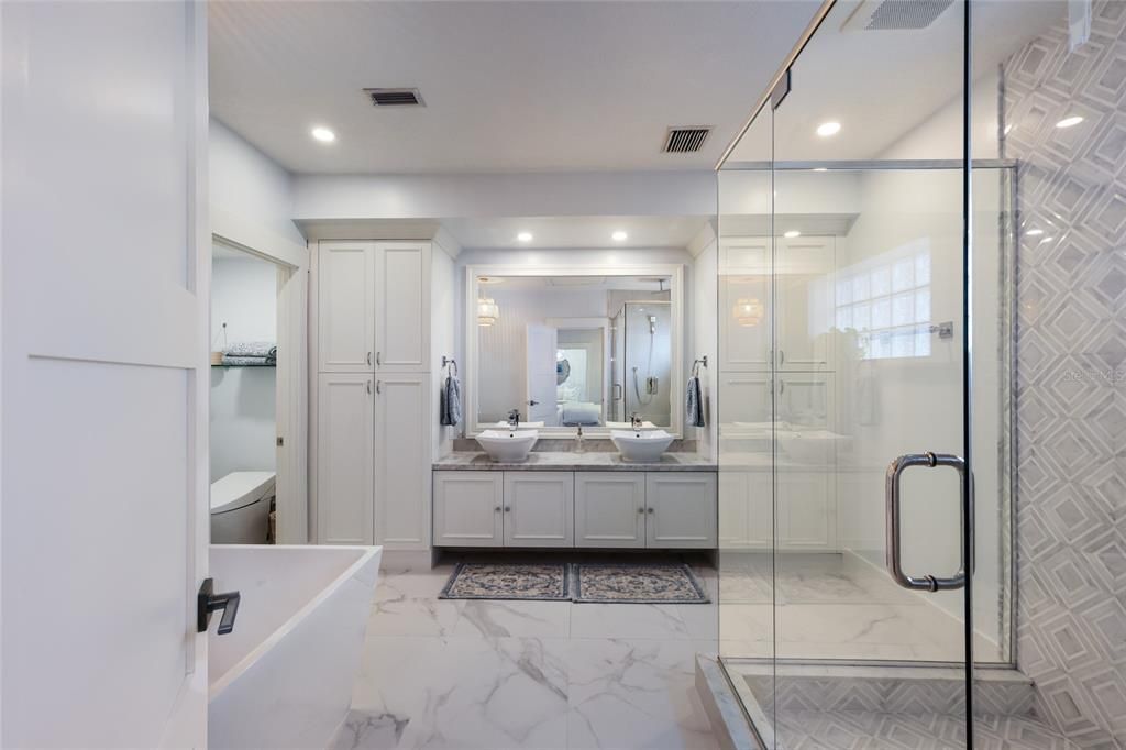 For Sale: $4,699,000 (5 beds, 4 baths, 6036 Square Feet)