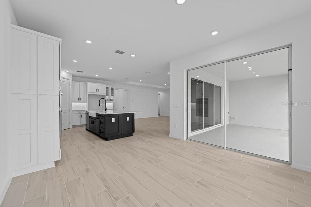 En Venta: $860,494 (4 camas, 3 baños, 2717 Pies cuadrados)