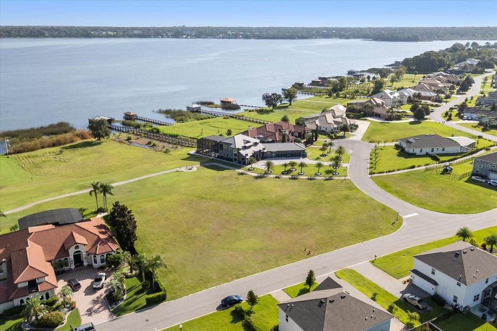 На продажу: $575,000 (1.26 acres)