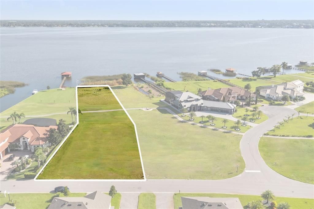 На продажу: $575,000 (1.26 acres)