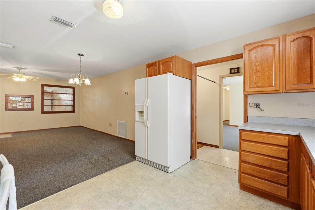 For Sale: $350,000 (3 beds, 2 baths, 1664 Square Feet)