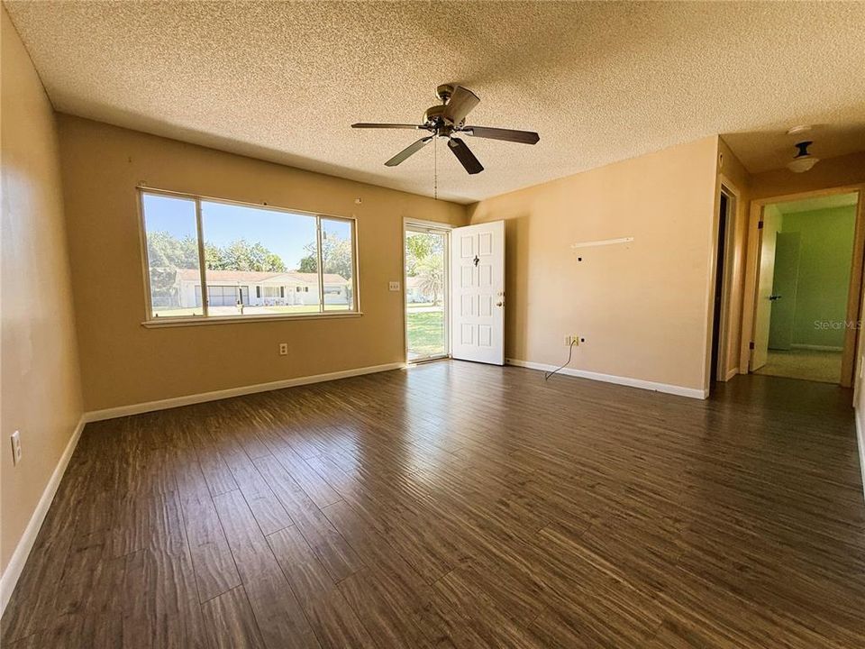 For Sale: $145,000 (2 beds, 1 baths, 744 Square Feet)
