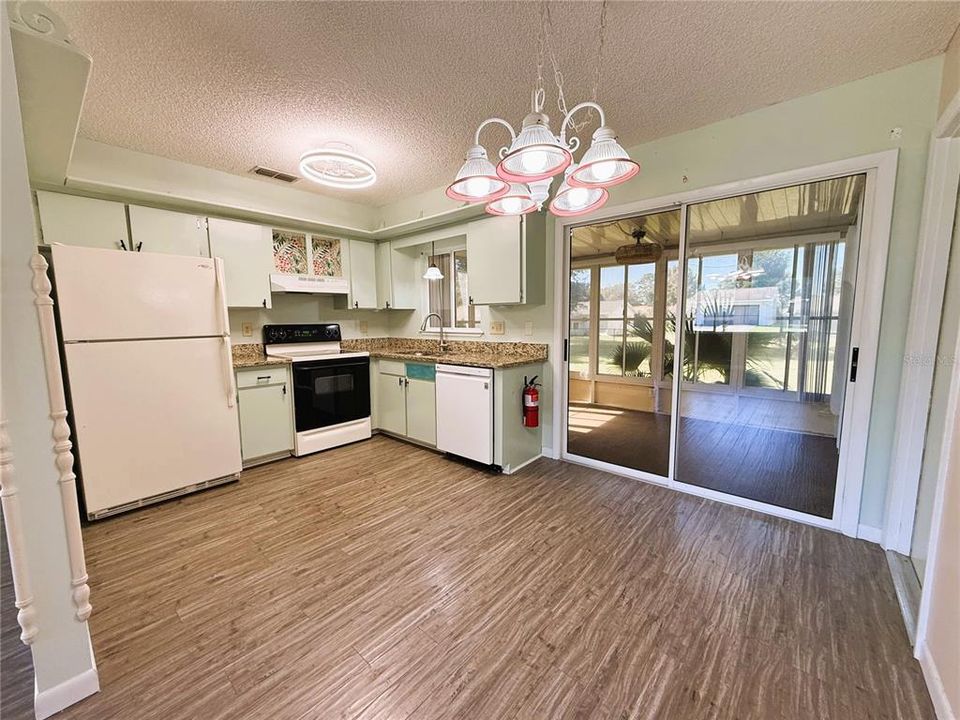 For Sale: $145,000 (2 beds, 1 baths, 744 Square Feet)