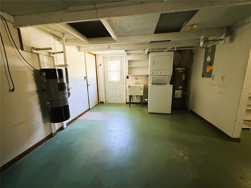 For Sale: $145,000 (2 beds, 1 baths, 744 Square Feet)