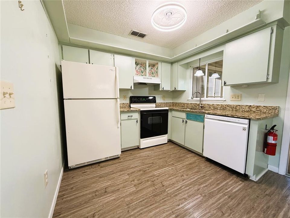 For Sale: $145,000 (2 beds, 1 baths, 744 Square Feet)