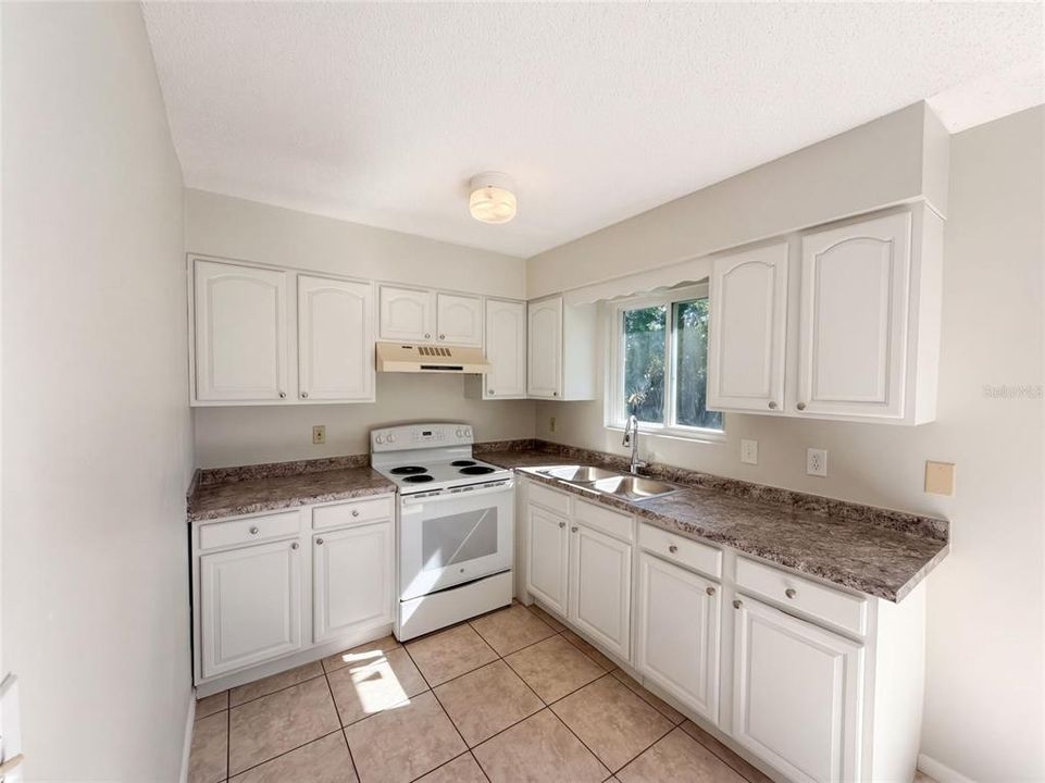 For Sale: $138,000 (2 beds, 1 baths, 912 Square Feet)