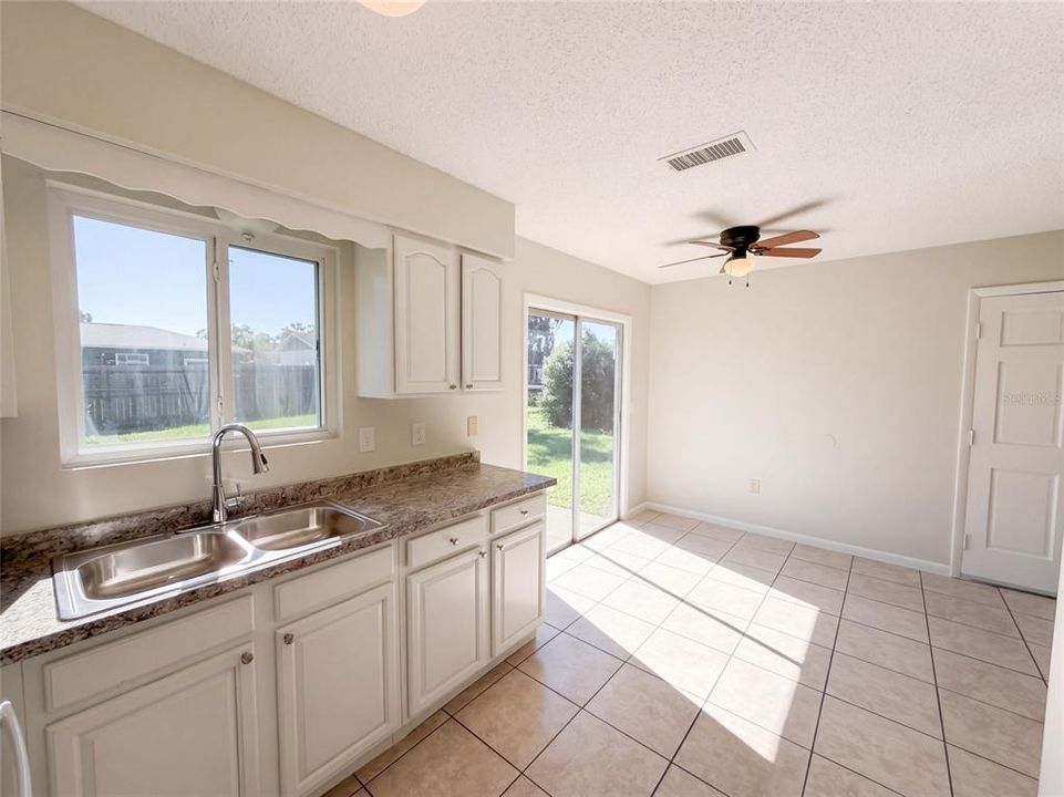 For Sale: $138,000 (2 beds, 1 baths, 912 Square Feet)