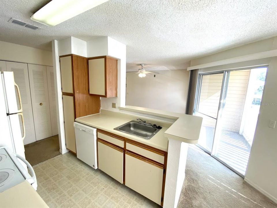 For Sale: $119,000 (1 beds, 1 baths, 673 Square Feet)