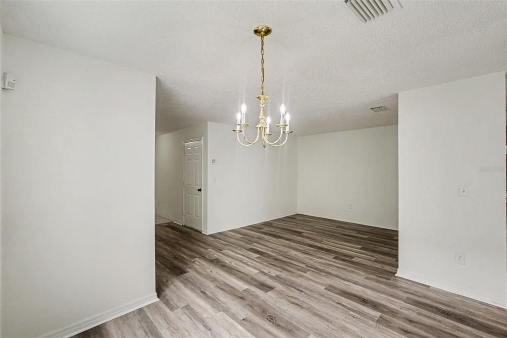 En Venta: $300,000 (3 camas, 2 baños, 1868 Pies cuadrados)