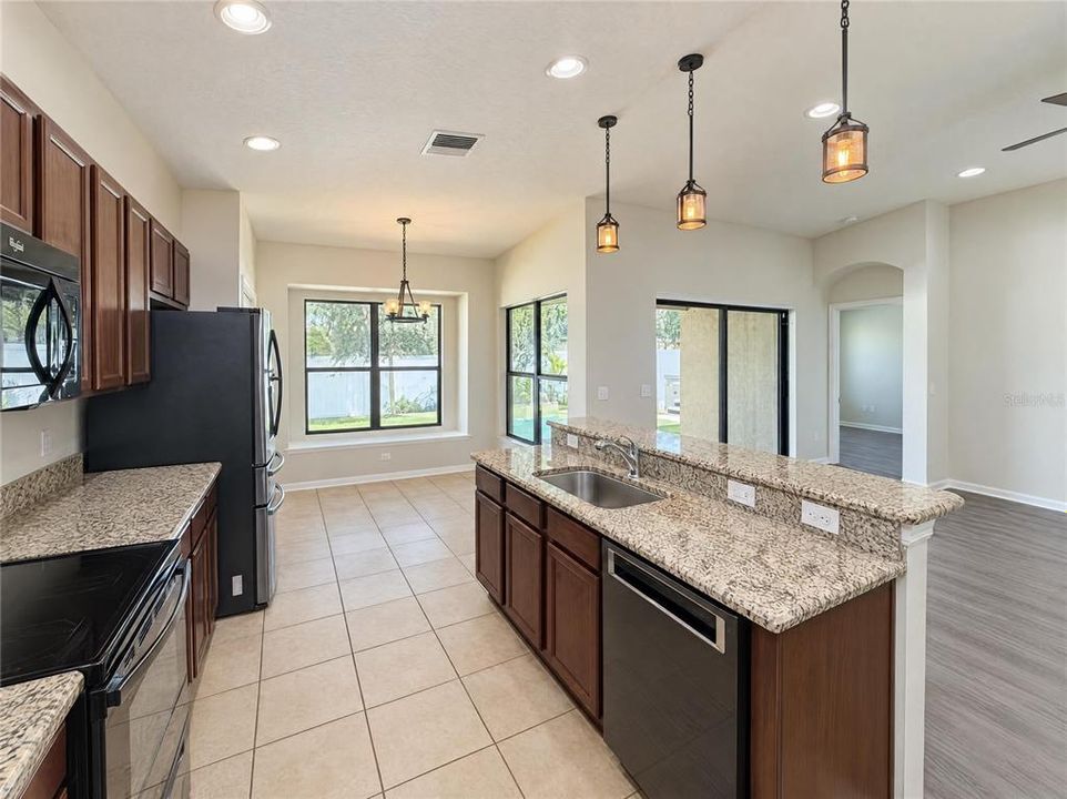 En Venta: $377,000 (4 camas, 2 baños, 2075 Pies cuadrados)