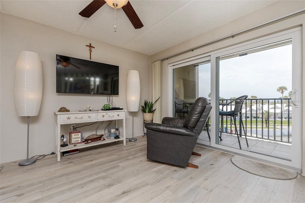 En Venta: $249,900 (2 camas, 2 baños, 1013 Pies cuadrados)