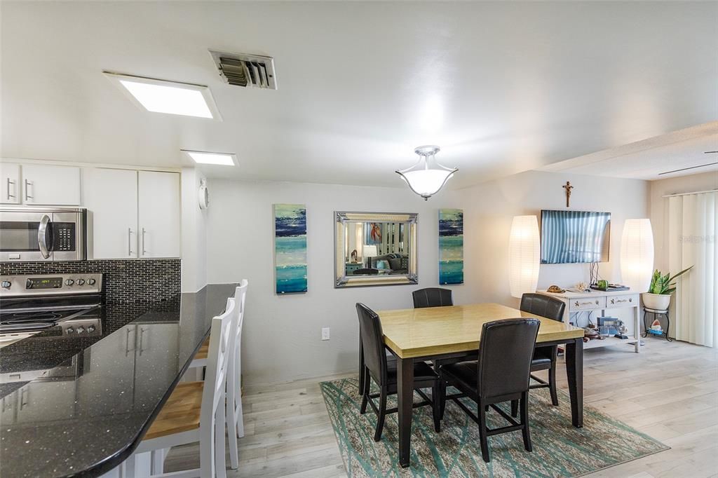 En Venta: $249,900 (2 camas, 2 baños, 1013 Pies cuadrados)