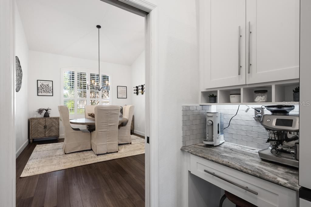 En Venta: $729,900 (4 camas, 2 baños, 2708 Pies cuadrados)