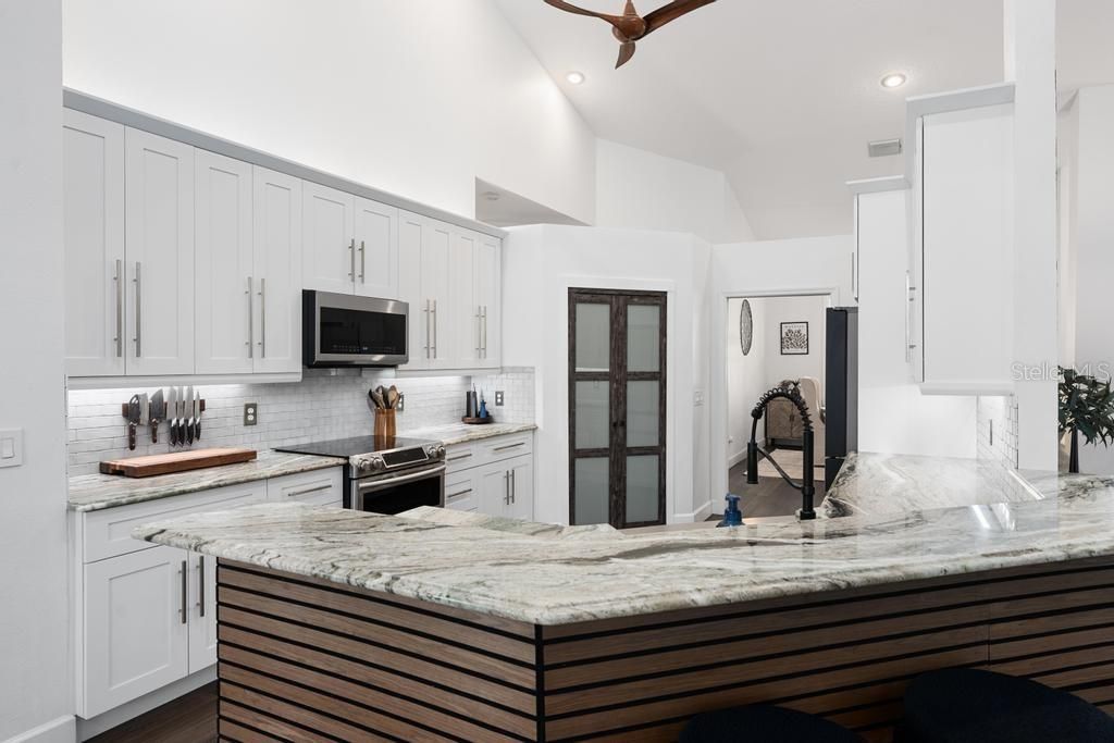En Venta: $729,900 (4 camas, 2 baños, 2708 Pies cuadrados)