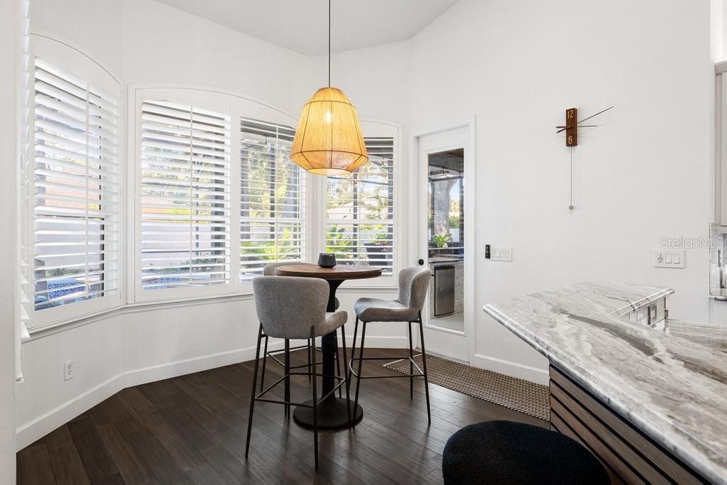 En Venta: $729,900 (4 camas, 2 baños, 2708 Pies cuadrados)