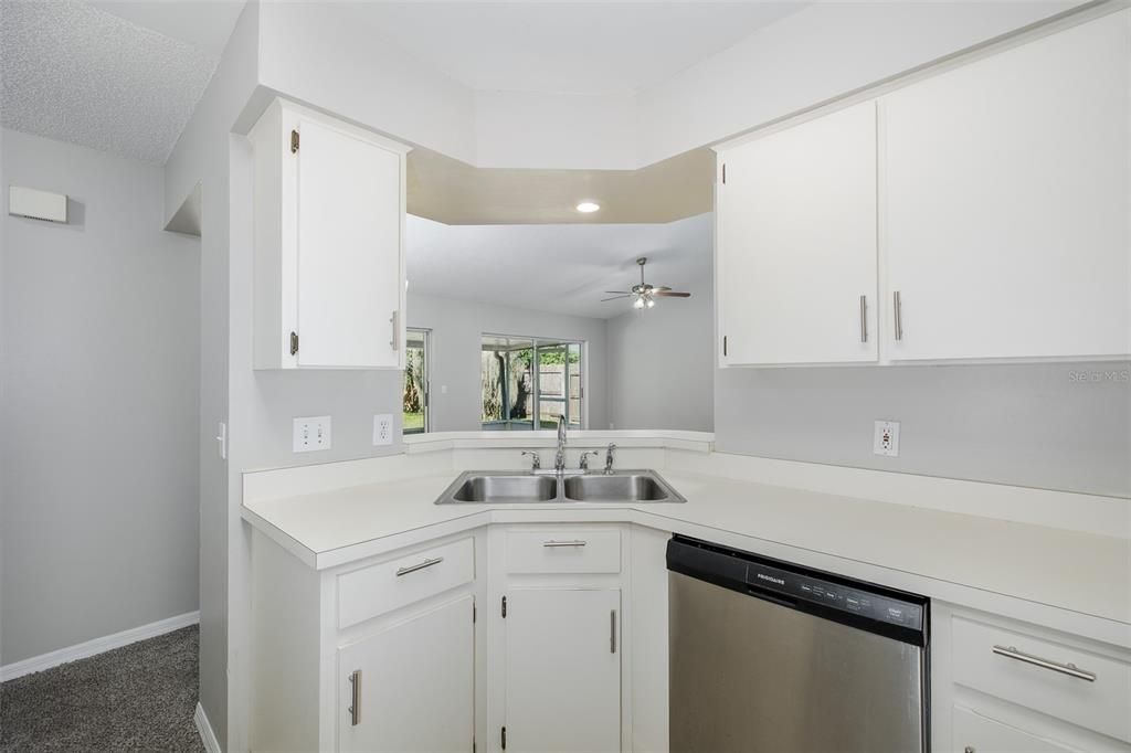 На продажу: $325,000 (3 спален, 2 ванн, 1288 Квадратных фут)