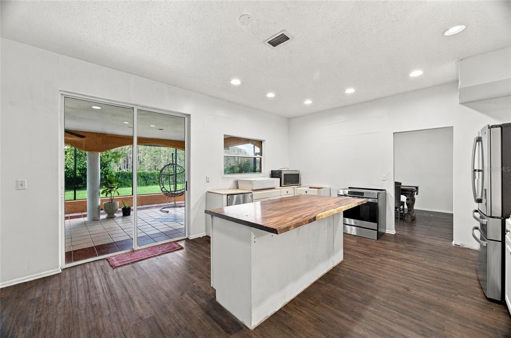 For Sale: $690,000 (5 beds, 4 baths, 3760 Square Feet)