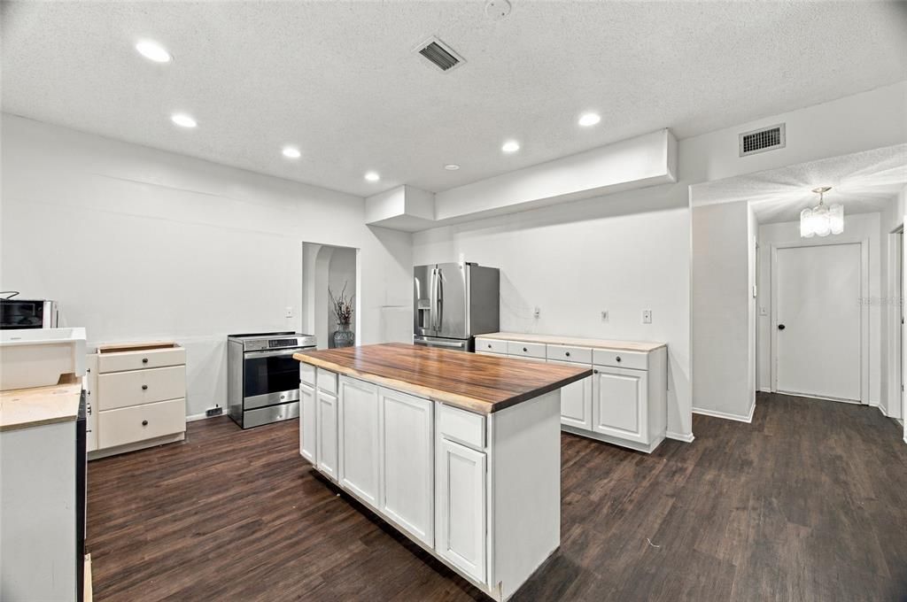 For Sale: $690,000 (5 beds, 4 baths, 3760 Square Feet)