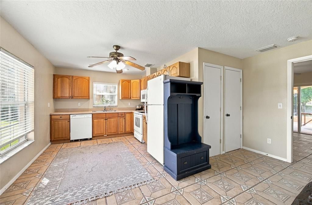 For Sale: $690,000 (5 beds, 4 baths, 3760 Square Feet)
