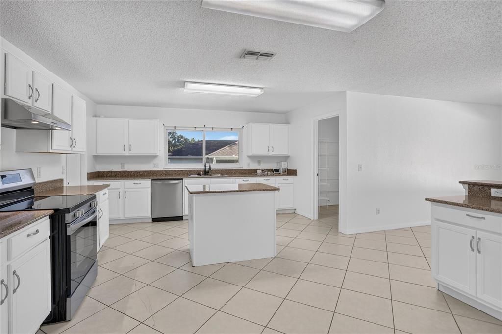 En Venta: $530,000 (4 camas, 3 baños, 3009 Pies cuadrados)