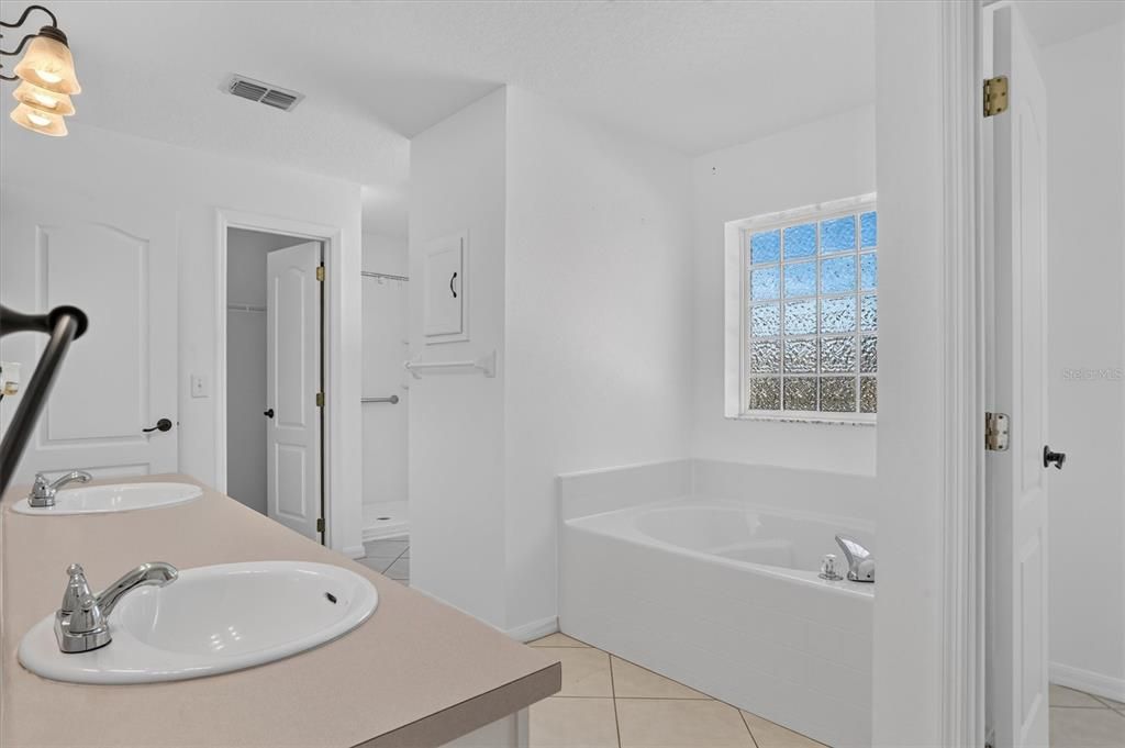 En Venta: $530,000 (4 camas, 3 baños, 3009 Pies cuadrados)