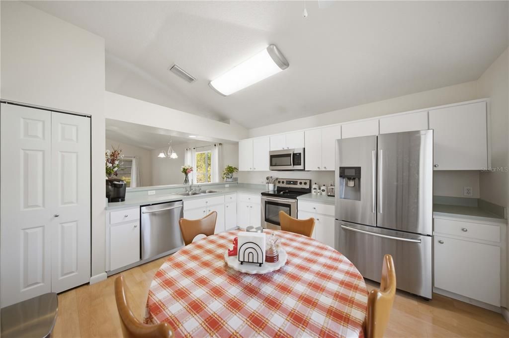 For Sale: $190,000 (2 beds, 2 baths, 1348 Square Feet)