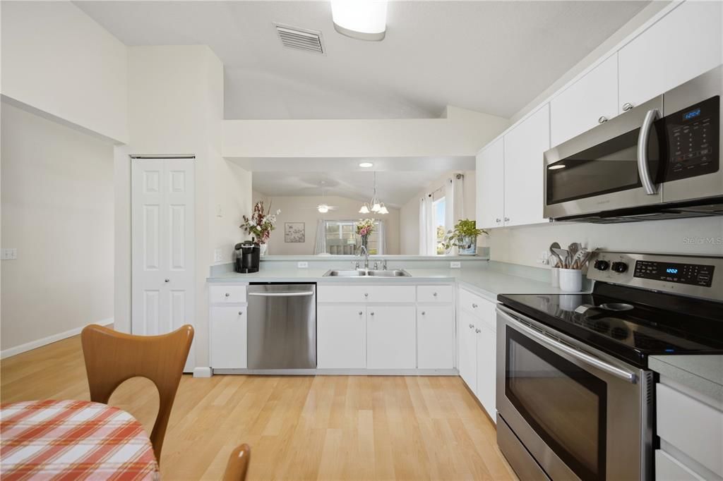 For Sale: $190,000 (2 beds, 2 baths, 1348 Square Feet)