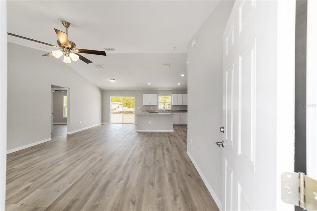 For Sale: $225,000 (3 beds, 2 baths, 1083 Square Feet)