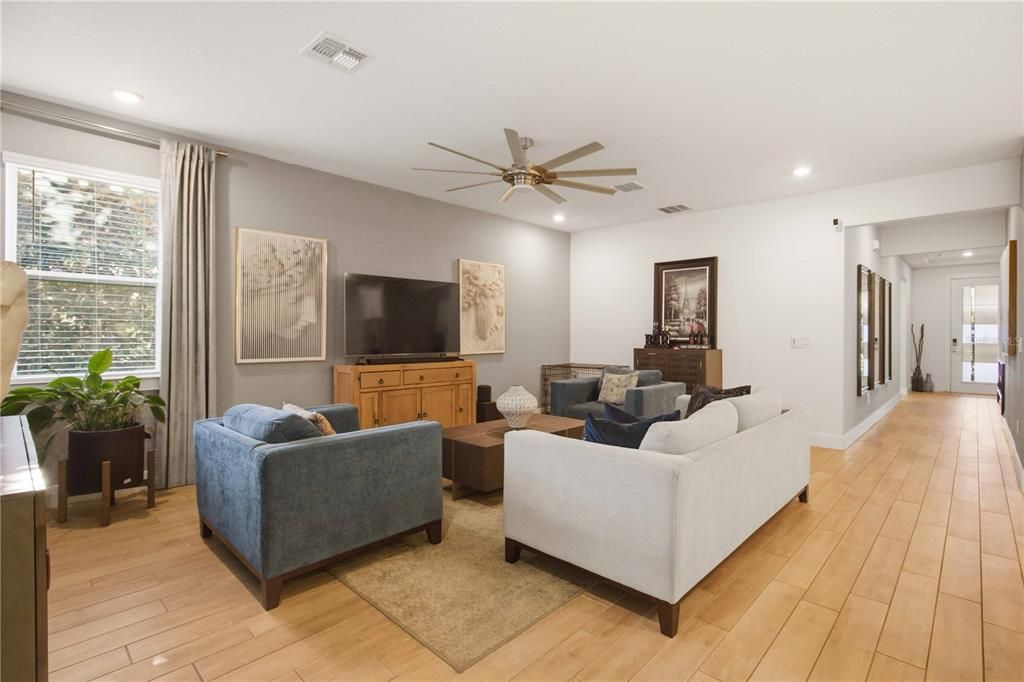 En Venta: $700,000 (4 camas, 3 baños, 2192 Pies cuadrados)