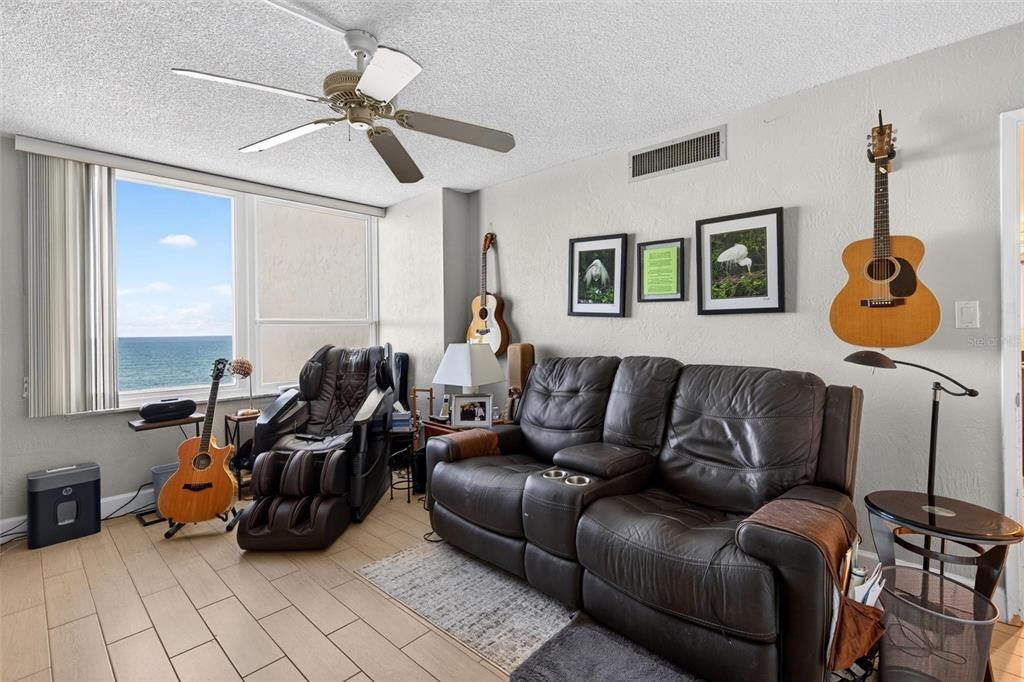 For Sale: $365,000 (2 beds, 2 baths, 1171 Square Feet)