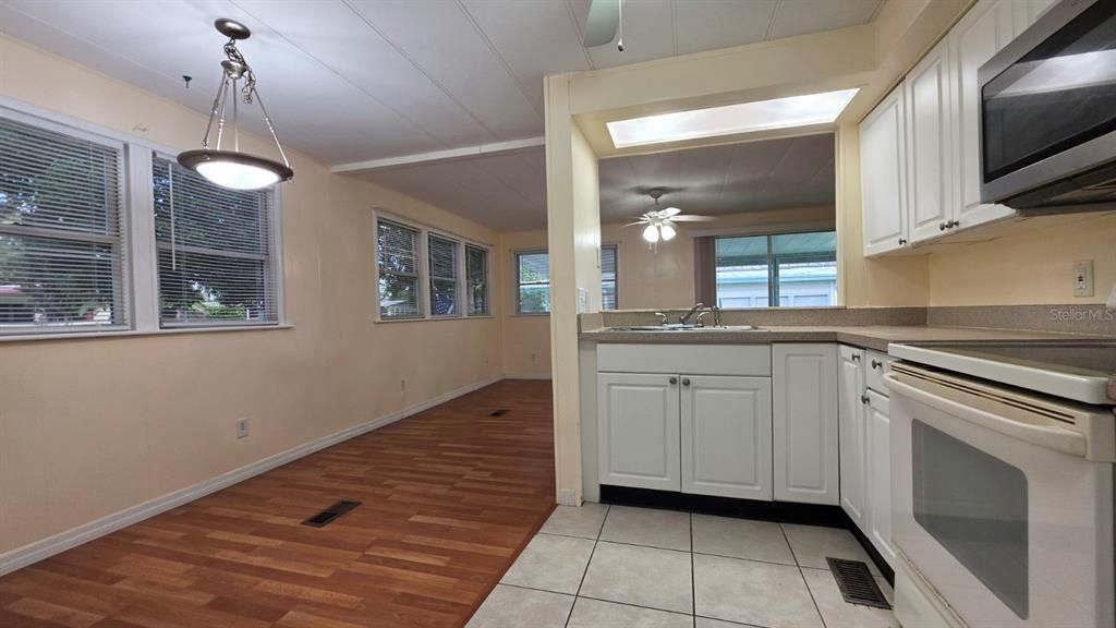 For Rent: $1,275 (2 beds, 1 baths, 690 Square Feet)