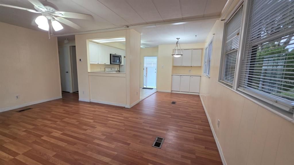 For Rent: $1,275 (2 beds, 1 baths, 690 Square Feet)