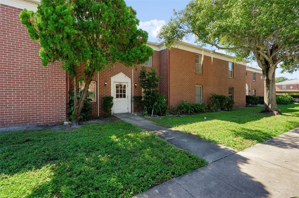 For Sale: $120,000 (2 beds, 2 baths, 940 Square Feet)