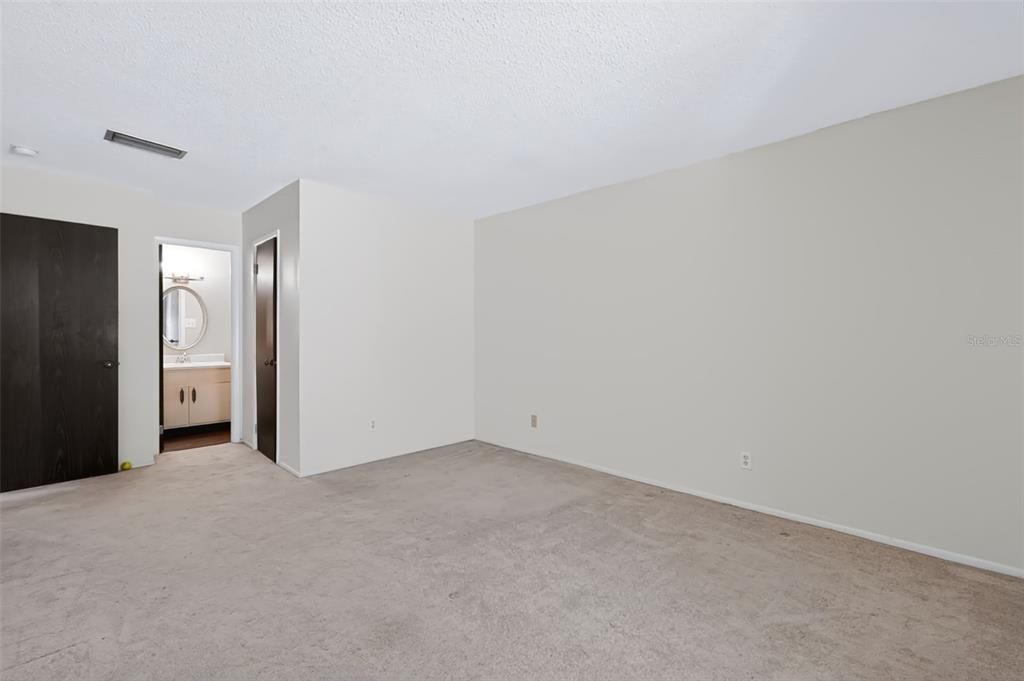 For Sale: $120,000 (2 beds, 2 baths, 940 Square Feet)
