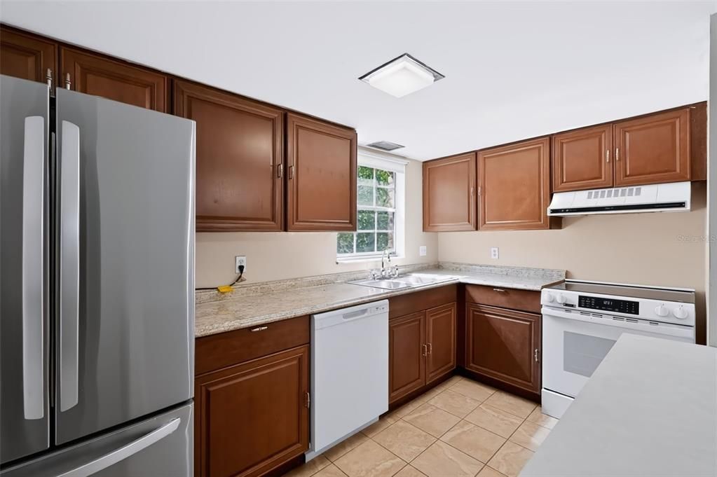 For Sale: $120,000 (2 beds, 2 baths, 940 Square Feet)