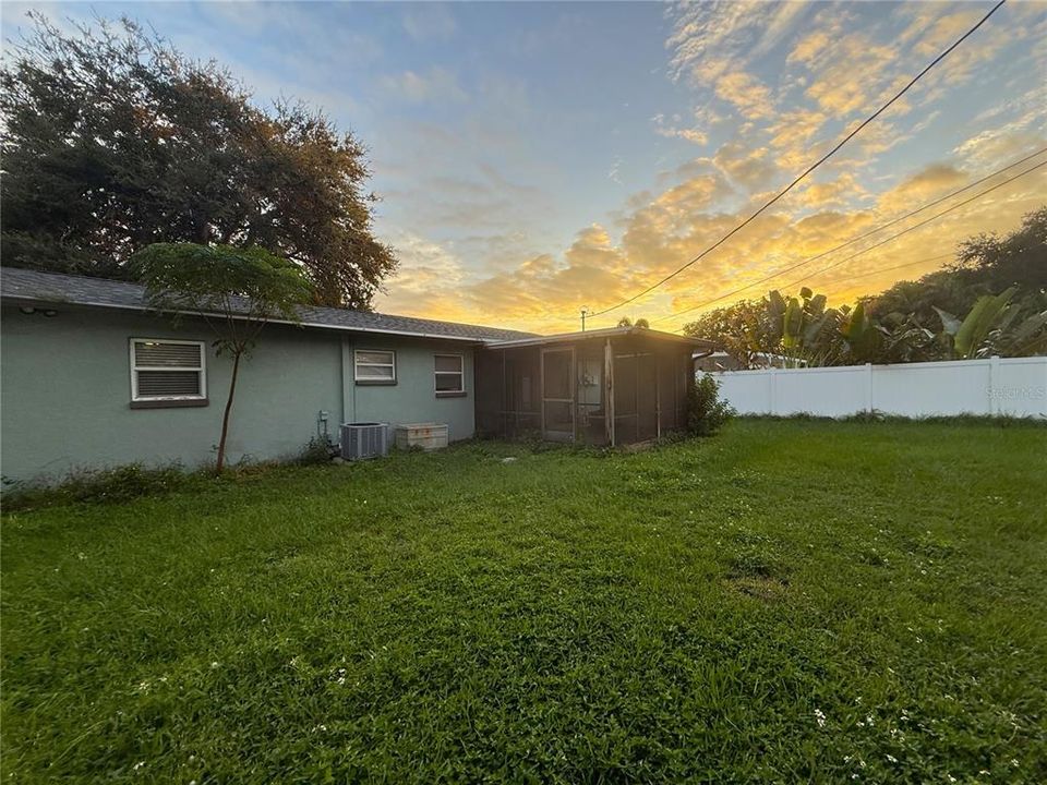 For Rent: $2,400 (3 beds, 1 baths, 1218 Square Feet)