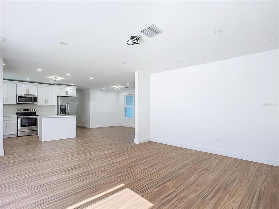 На продажу: $365,000 (4 спален, 3 ванн, 1990 Квадратных фут)