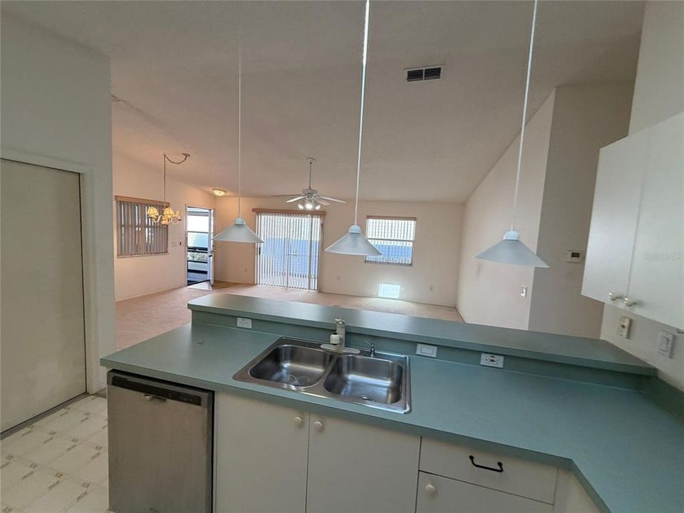 For Sale: $229,900 (2 beds, 2 baths, 1121 Square Feet)
