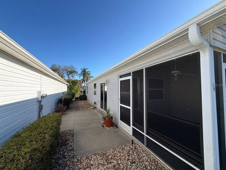 For Sale: $229,900 (2 beds, 2 baths, 1121 Square Feet)
