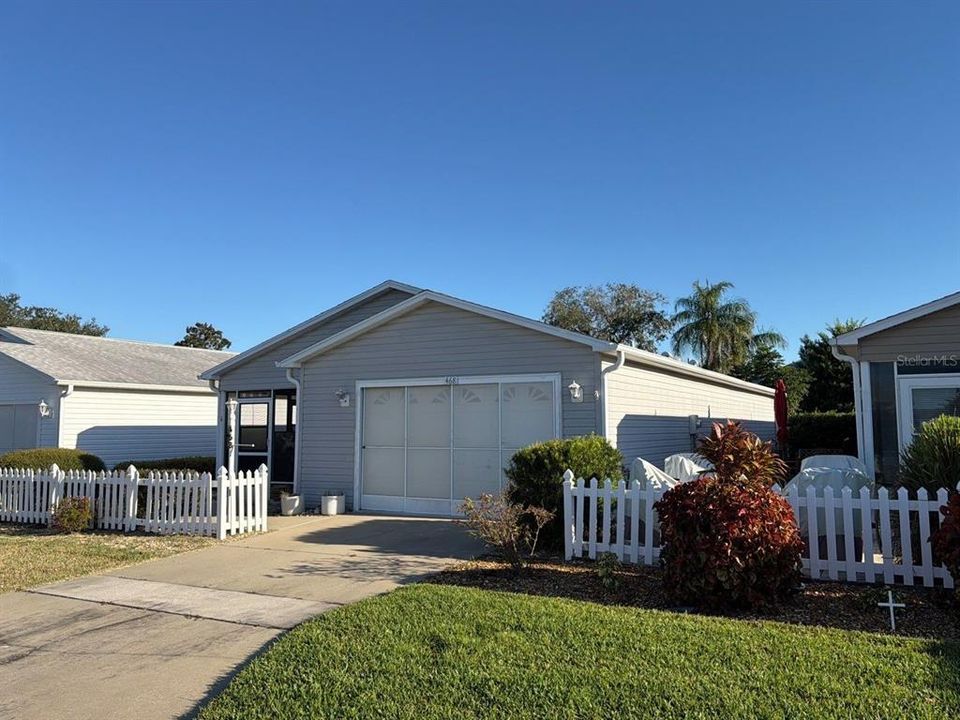 For Sale: $229,900 (2 beds, 2 baths, 1121 Square Feet)